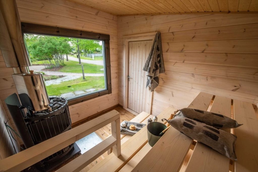 Pieni pihasauna 7. Saunan ikkunasta avautuu näkymä järvelle tai pihaan. Pihasaunan vaalea sisusta ja laadukkaat materiaalit takaavat onnistuneen lopputuloksen.