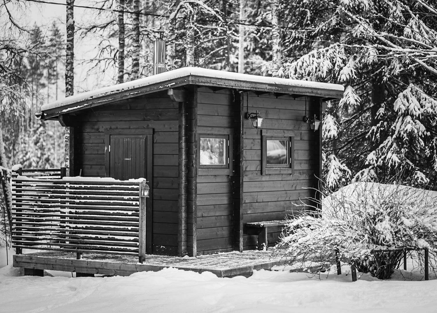 Moderni ulkosauna pihapiirissä tarjoaa parhaat löylyt ja näyttää hyvältä