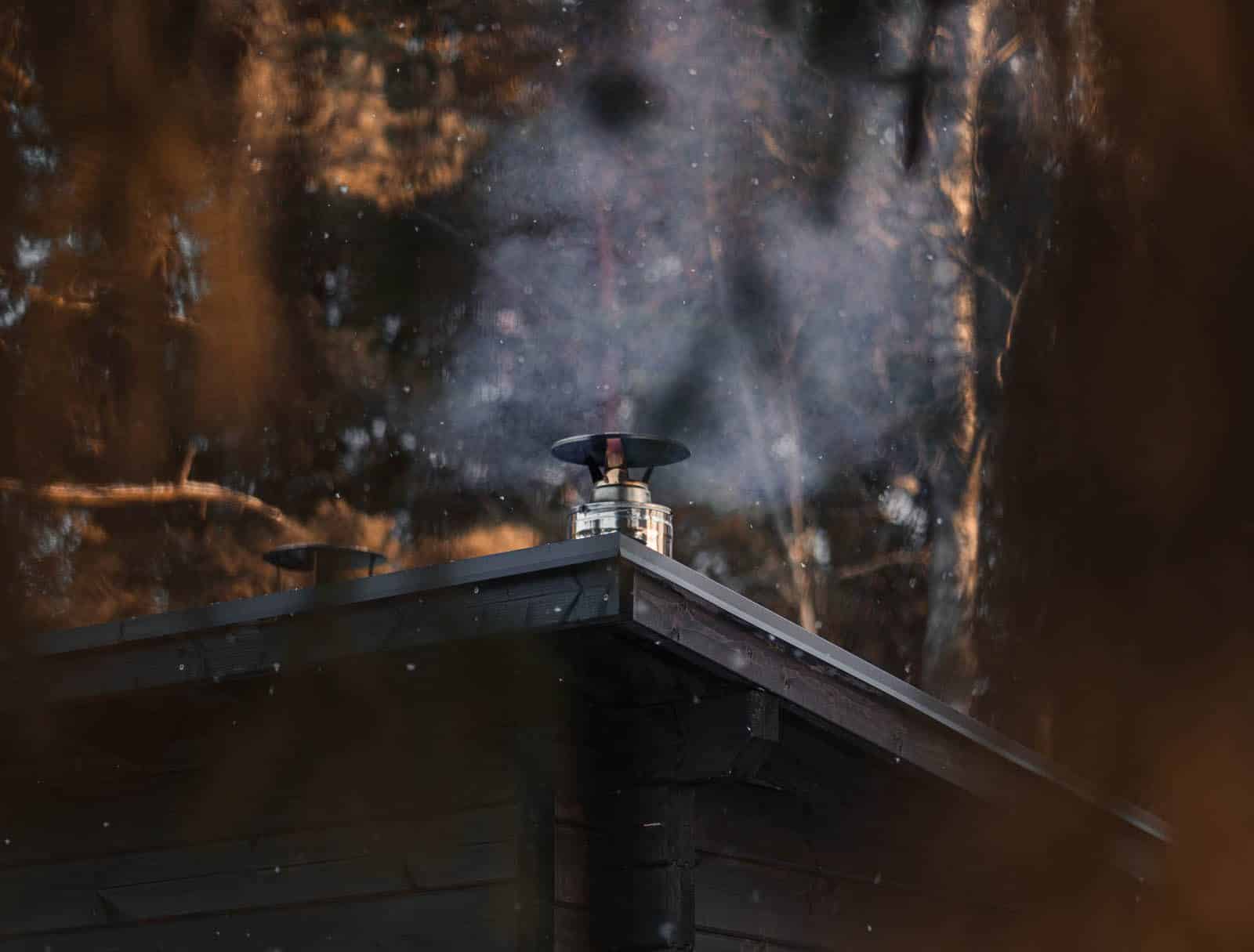 Savua pihasaunan piipusta