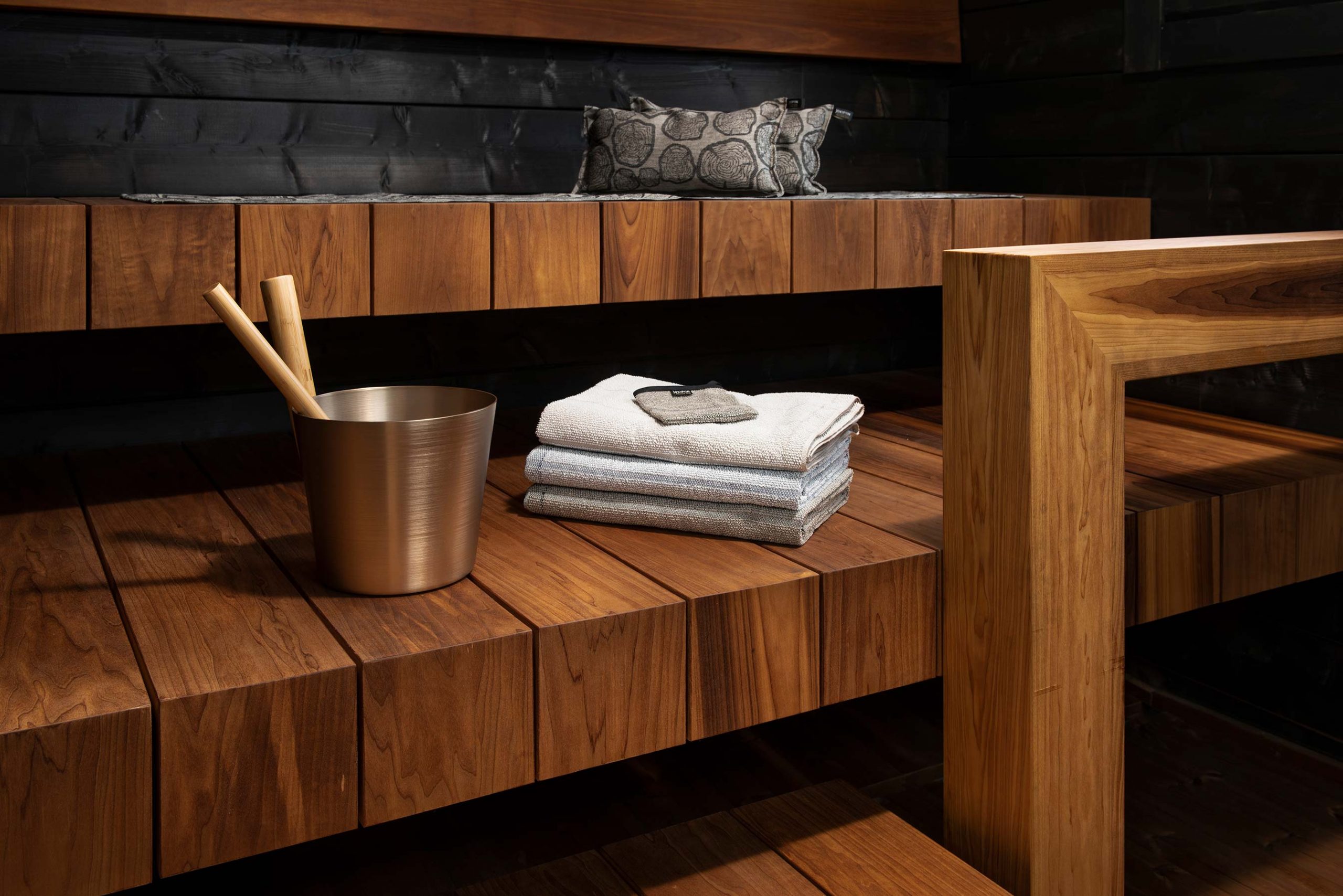 Tummassa pihasaunassa on modernit mestaripuupesän lauteet. Lauteet ovat lämpökäsiteltyä haapaa.