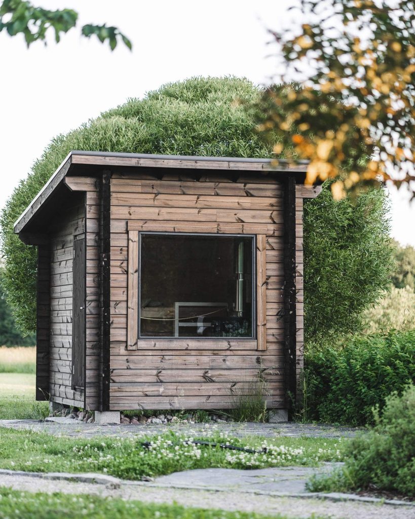 Moderni ja sympaattinen Sauna 7 sopii jokaiseen pihaan tai mökkirantaan.