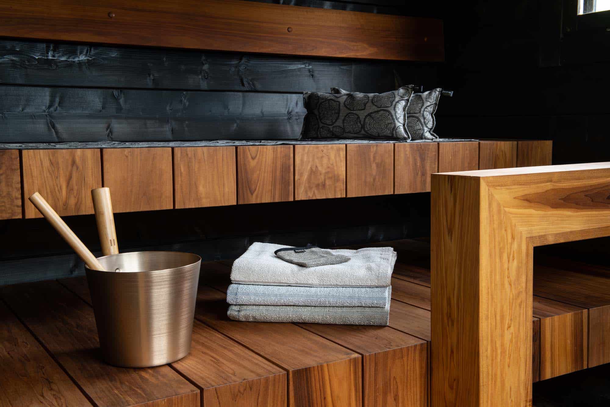 Ehtan moderniin pihasaunaan on myös saatavilla Mestaripuusepän lauteet