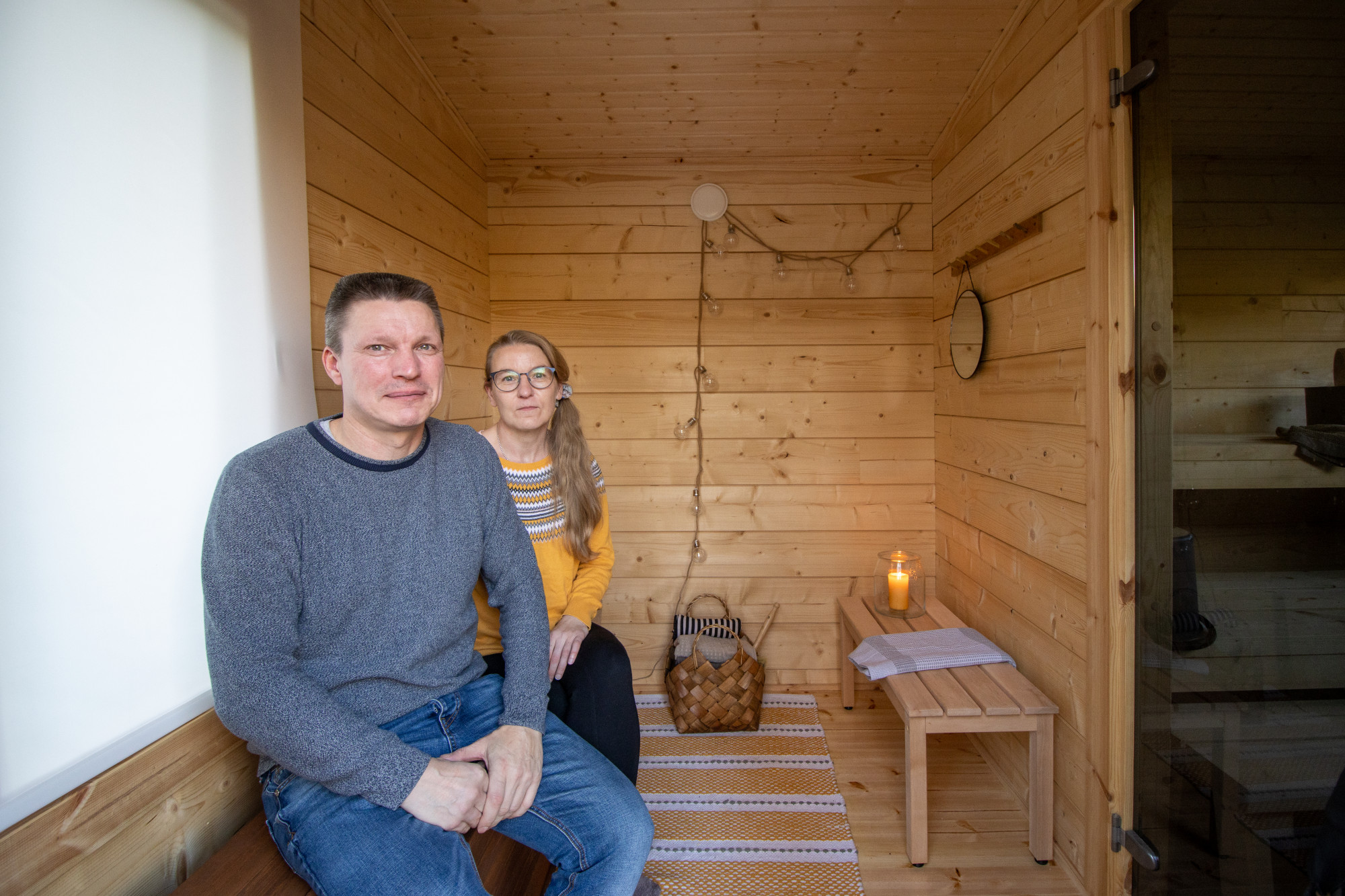 Pihasauna vaalea pukuhuone ja asukkaat