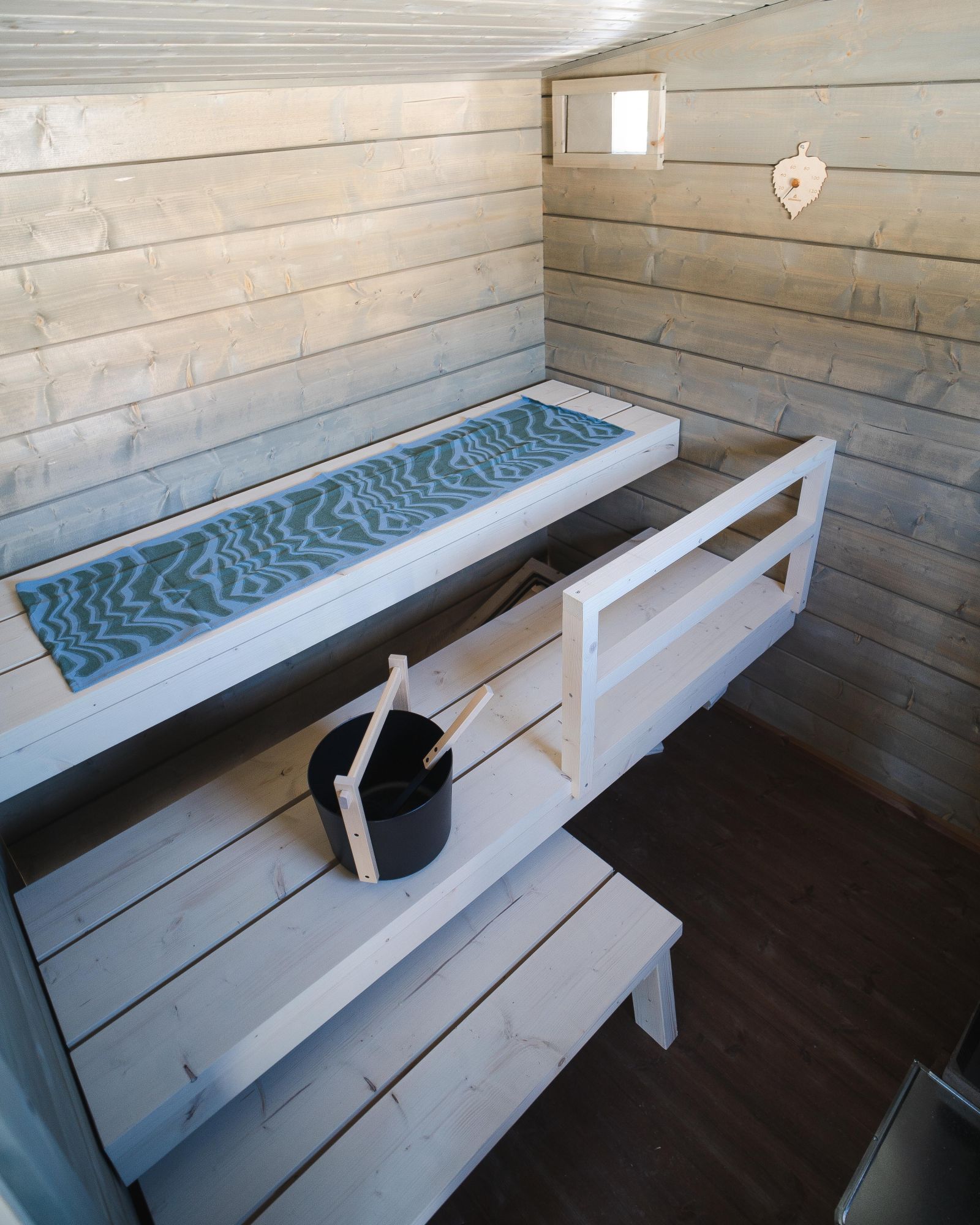 Vaalea pihasauna sisältä