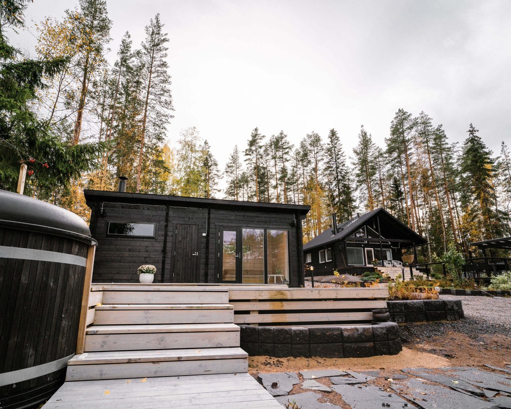 Pieni Saunamökki 20 tumma ja paljun kulma