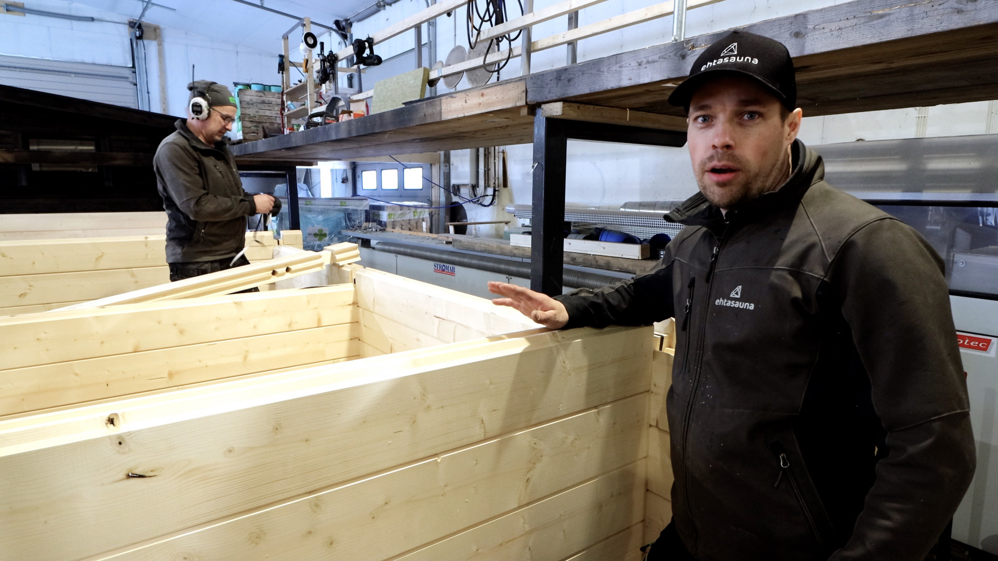 Pihasaunan valmistuksen esittelyä Ahti