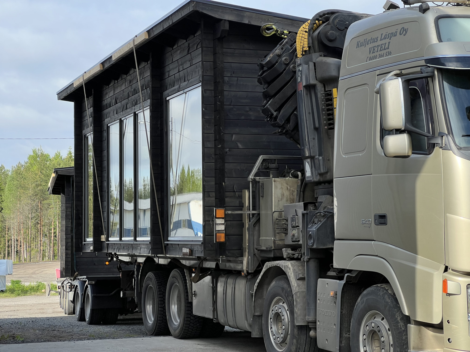 Mökin tai pihasaunan valmistoimitus on vaikuttava näky. Talvella pehmeämpikin tie kestää raskaan ajoneuvon.