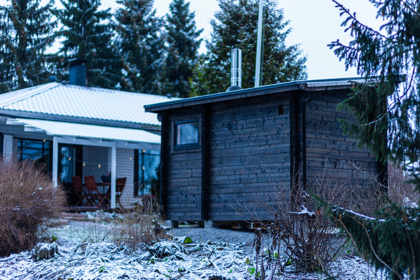 Pihasauna omakotitalon pihaan