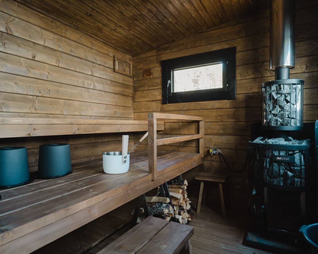 Hulppean kokoinen löylyhuone saunottaa ison porukan tai perheen joka säällä | Ehta sauna