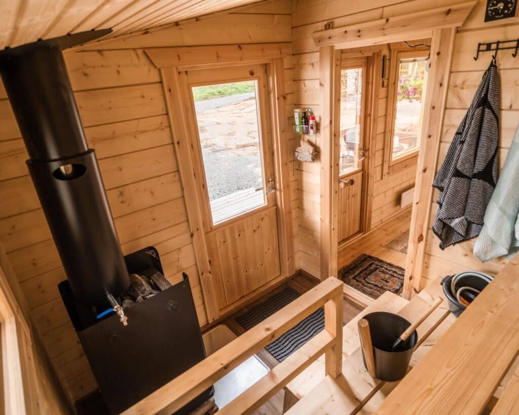 Tyylikäs hirsisauna - Pihasauna 13 löylyhuone