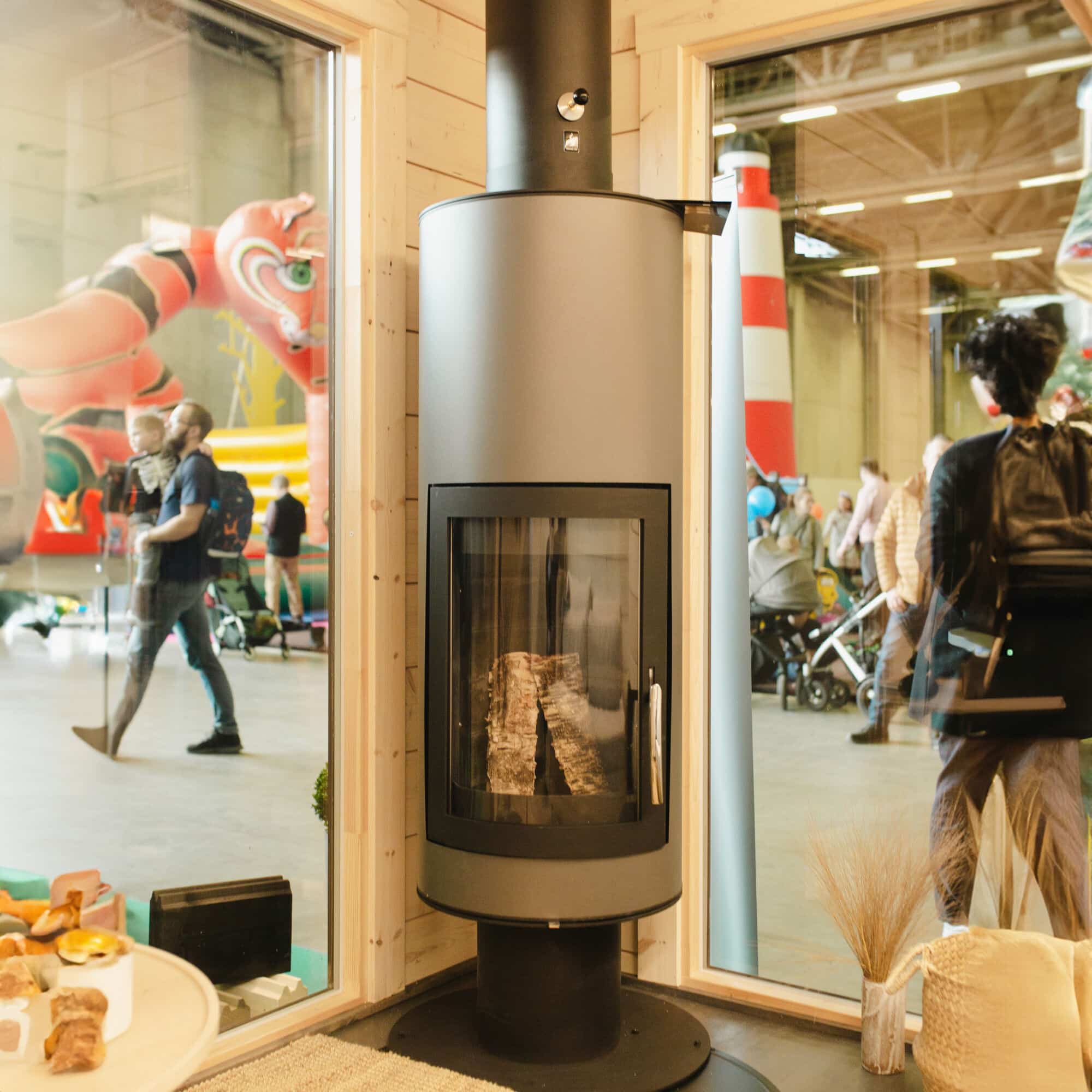 Smidgon varaava kiertoilmatakka oli näytillä Ehta-saunamökissä kevätmessuilla.