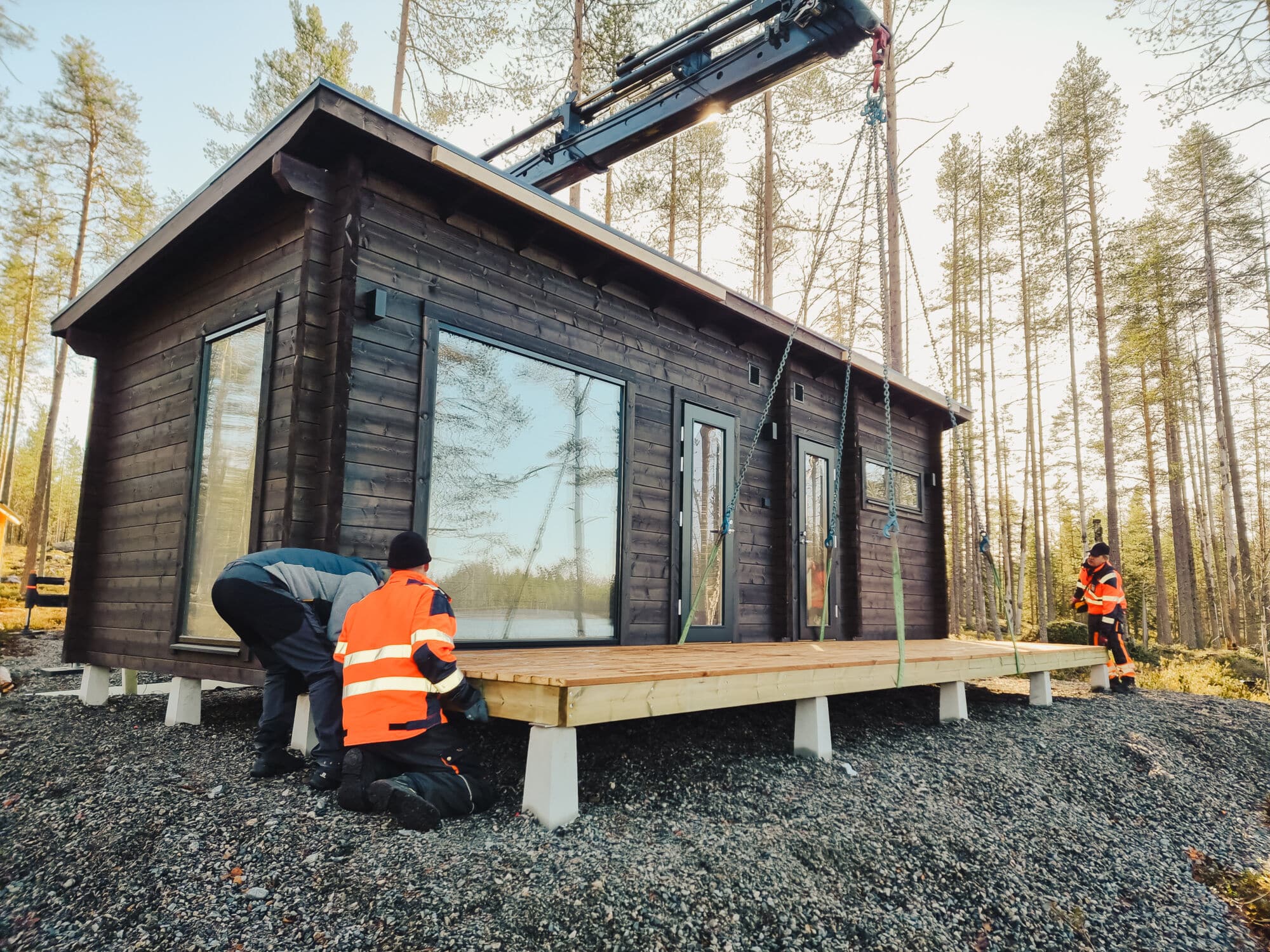 Ehta avaimet käteen -valmissaunatoimitus mahdollistaa myös valmisterassin asennuksen saman tien. Pääset saman iltana saunaan!