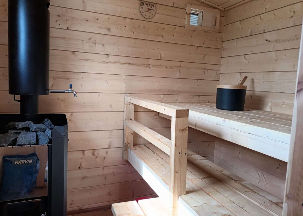 Käsittelemätön kuusilaude Ehta pihasaunassa