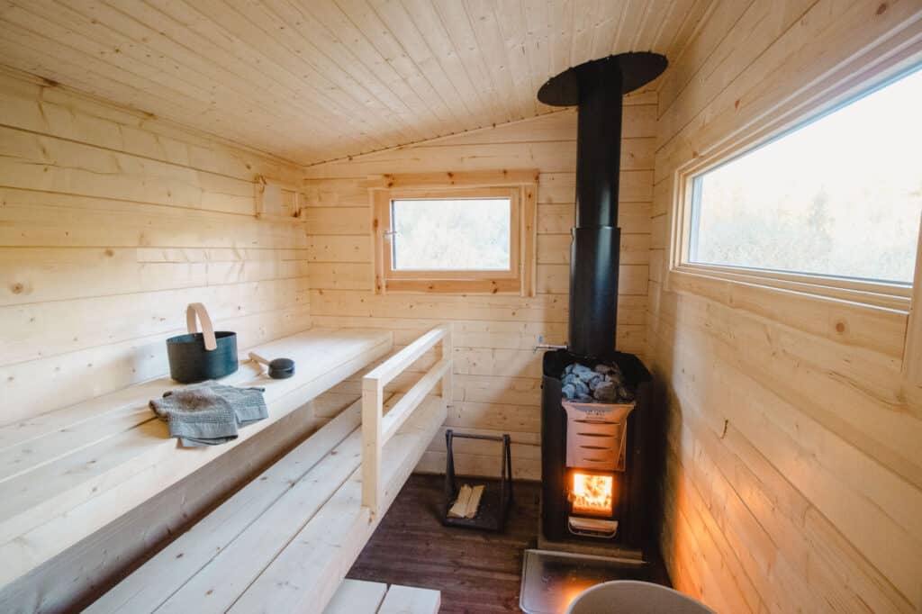 Pihasauna kuusilankkulauteilla, käsittelemättömillä pinnoilla.