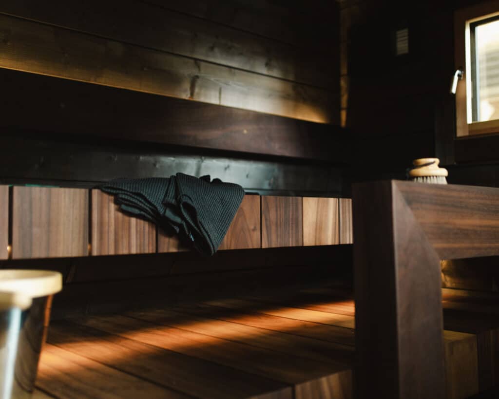 Ehta sauna, mestaripuusepän lauteet. Lämpökäsitelty, eksoottinen puu on usein tumma ja eläväpintainen.