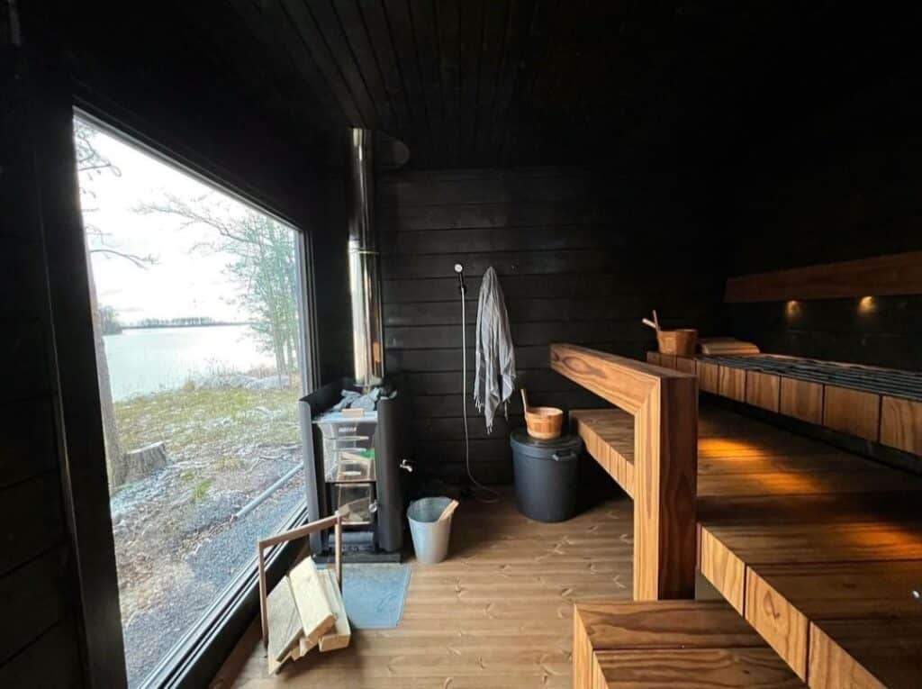 Tumma löylyhuone Mestaripuuseppä Tinganderin Design-lauteilla