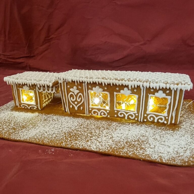 Suorakulmainen piparkakkutalo, joka kuvaa Ehta Villa -kokonaisuutta. Teoksessa on valaistut ikkunat, se istuu tomusokerilla valkoiseksi pölytetyllä piparkakkupohjalla. Ehta piparkakkufinalisteista numero 2.