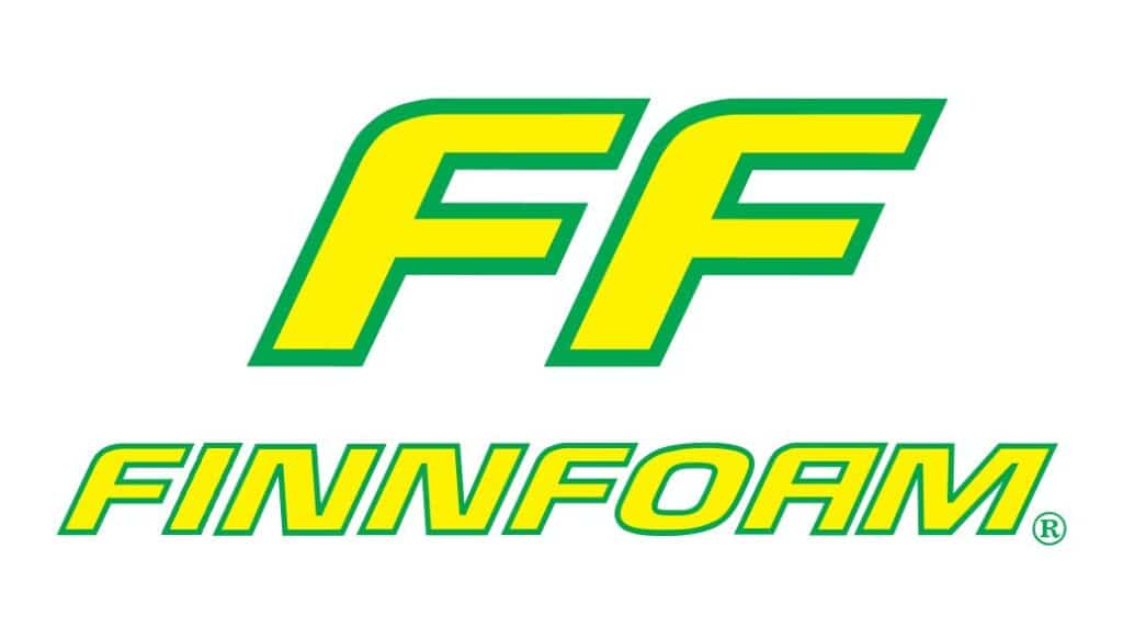 Logo, jossa on suuret keltaiset FF-kirjaimet, jotka on ääriviivoitettu vihreällä, samoilla väreillä valkoisella pohjalla olevan sanan FINNFOAM yläpuolella, inspiraationa suunnittelijat kuten Hannu-Pekka Björkman ja Nina Honkanen.