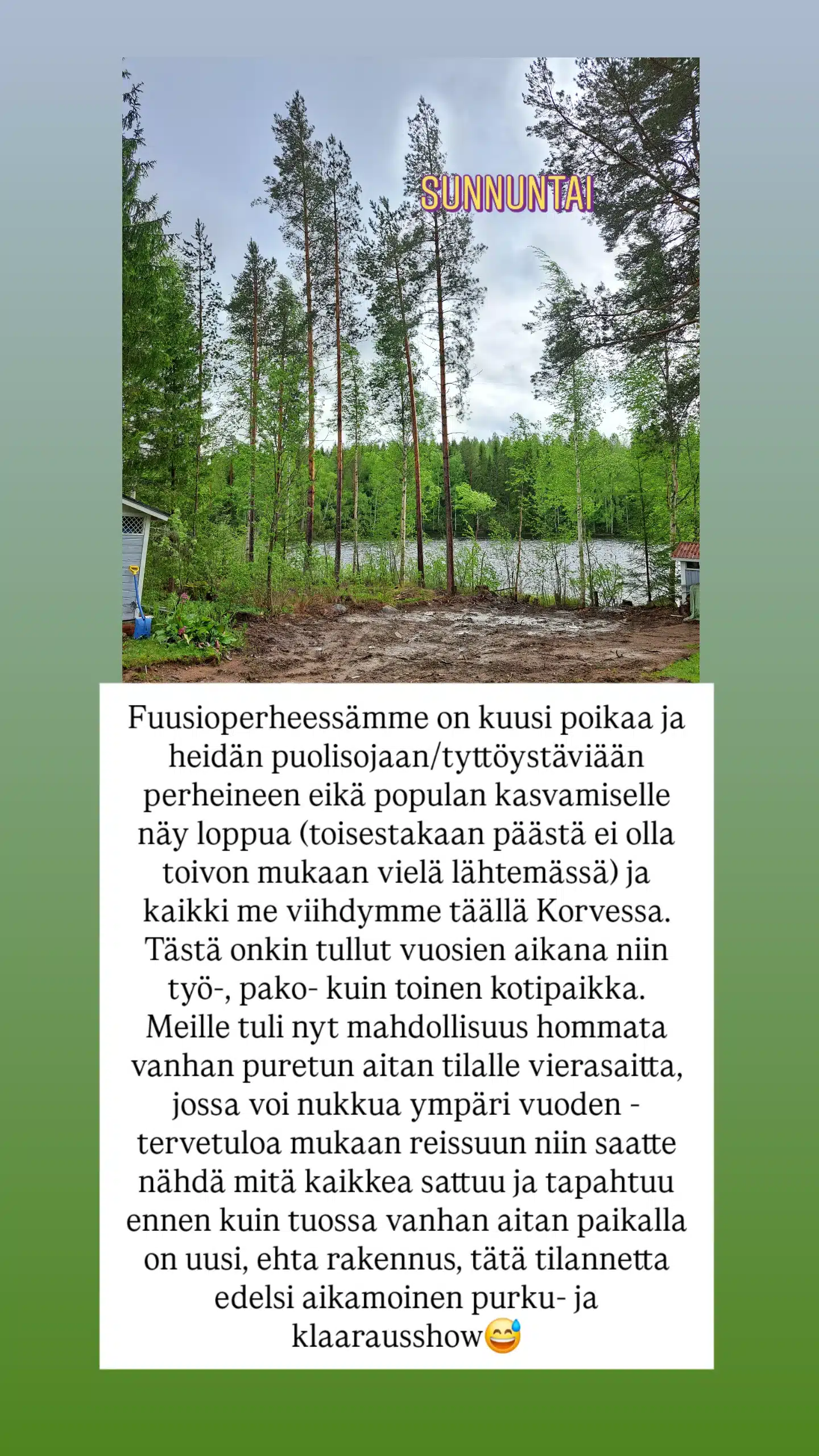 Kuva korkeista mäntyistä rauhallisen järven rannalla pilvisen taivaan alla; kuvan yläosassa on suomenkielistä tekstiä ja sana SUNNUNTAI!.