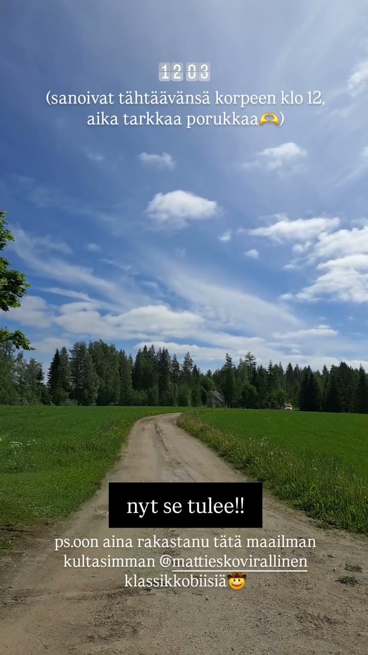 Mönkijätie mutkittelee vihreiden, puiden reunustamien peltojen läpi, ja taivaalla näkyy sininen taivas, jota täyttävät valkoiset pilvet. Kuvan päällä on suomenkielinen teksti.