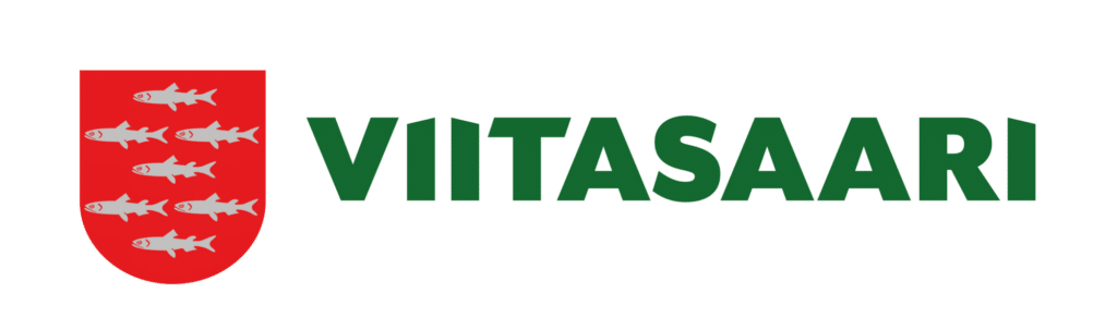 Punainen kilpi, jossa on viisi hopeista kalaa, sijaitsee sanan VIITASAARI vieressä, joka on kirjoitettu lihavoiduilla vihreillä kirjaimilla, joissa on valkoinen ääriviiva. Se tuo mieleen mökkiprojektin viehätyksen, sellaisena kuin se näkyy Nina Honkasen ja Hannu-Pekka Björkmanin tarinoissa.