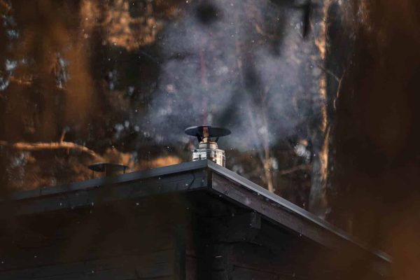 Savua pihasaunan piipusta