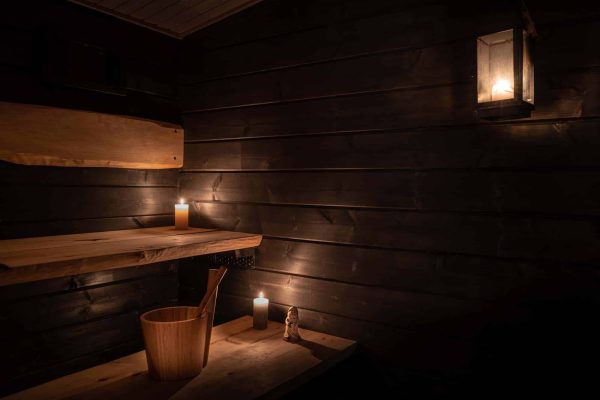 Valmis Saunamökki 25 ja tunnelmallinen tumma löylyhuone 2