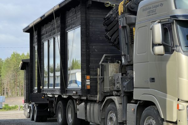 Mökin tai pihasaunan valmistoimitus on vaikuttava näky. Talvella pehmeämpikin tie kestää raskaan ajoneuvon.