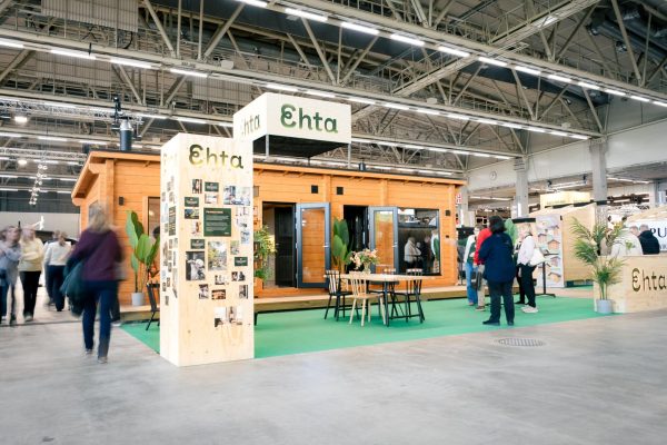 30 neliön saunamökkiä muistuttavassa "Ehta"-nimisessä puisessa näyttelykopissa on kasvien koristeita, infonäyttöjä ja Unelma-varustelu, kun kävijät tutustuvat suureen sisätilaan.