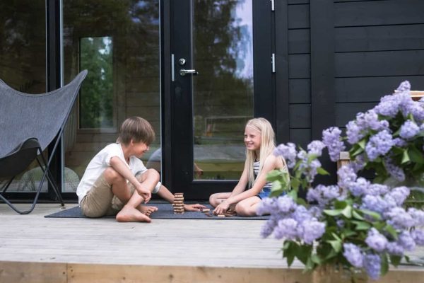 Leikkijät Ehta saunamökin edustalla