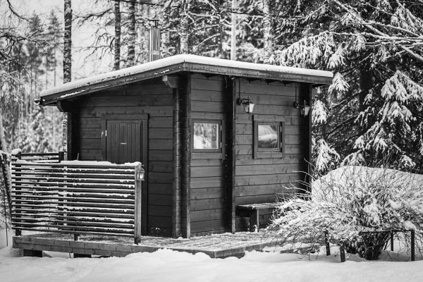 Moderni ulkosauna pihapiirissä tarjoaa parhaat löylyt ja näyttää hyvältä