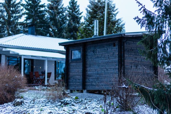 Pihasauna omakotitalon pihaan